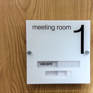 Biển trượt meeting room mica