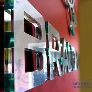 Logo chữ nổi Mica mặt Inox