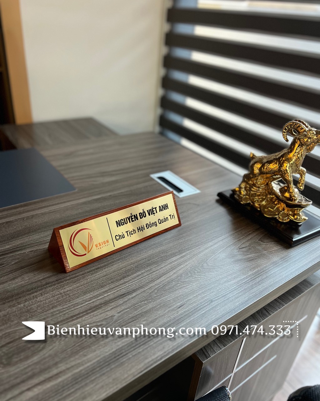 Biển chức danh để bàn đế gỗ