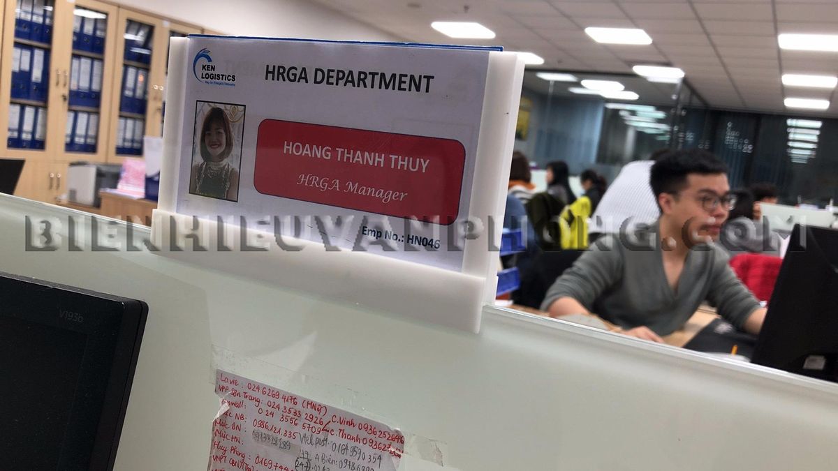 Bảng tên nhân viên 2 mặt kẹp vách ngăn