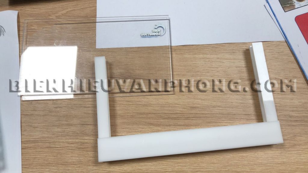 BẢNG TÊN NHÂN VIÊN 2 MẶT KẸP VÁCH NGĂN BÀN THAY ĐỔI NỘI DUNG