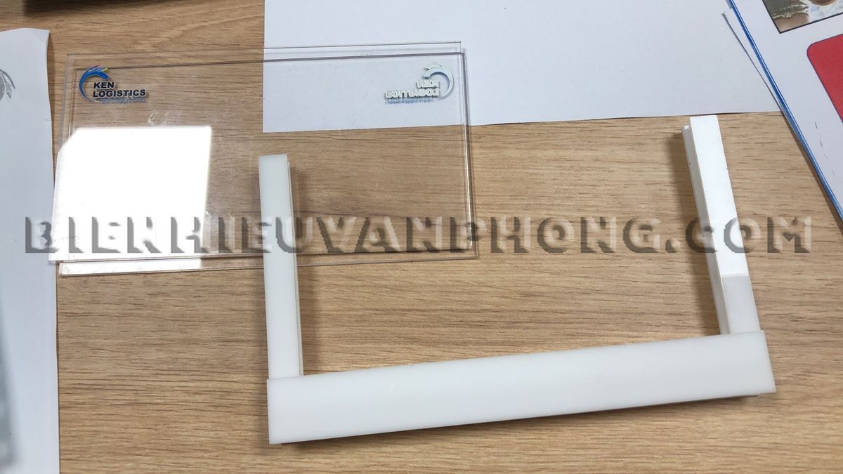 Bảng tên nhân viên 2 mặt kẹp vách ngăn