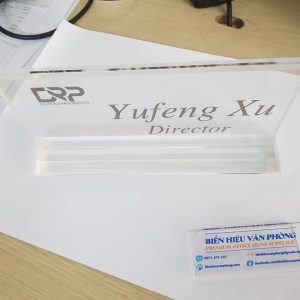 Biển chức danh để bàn mica
