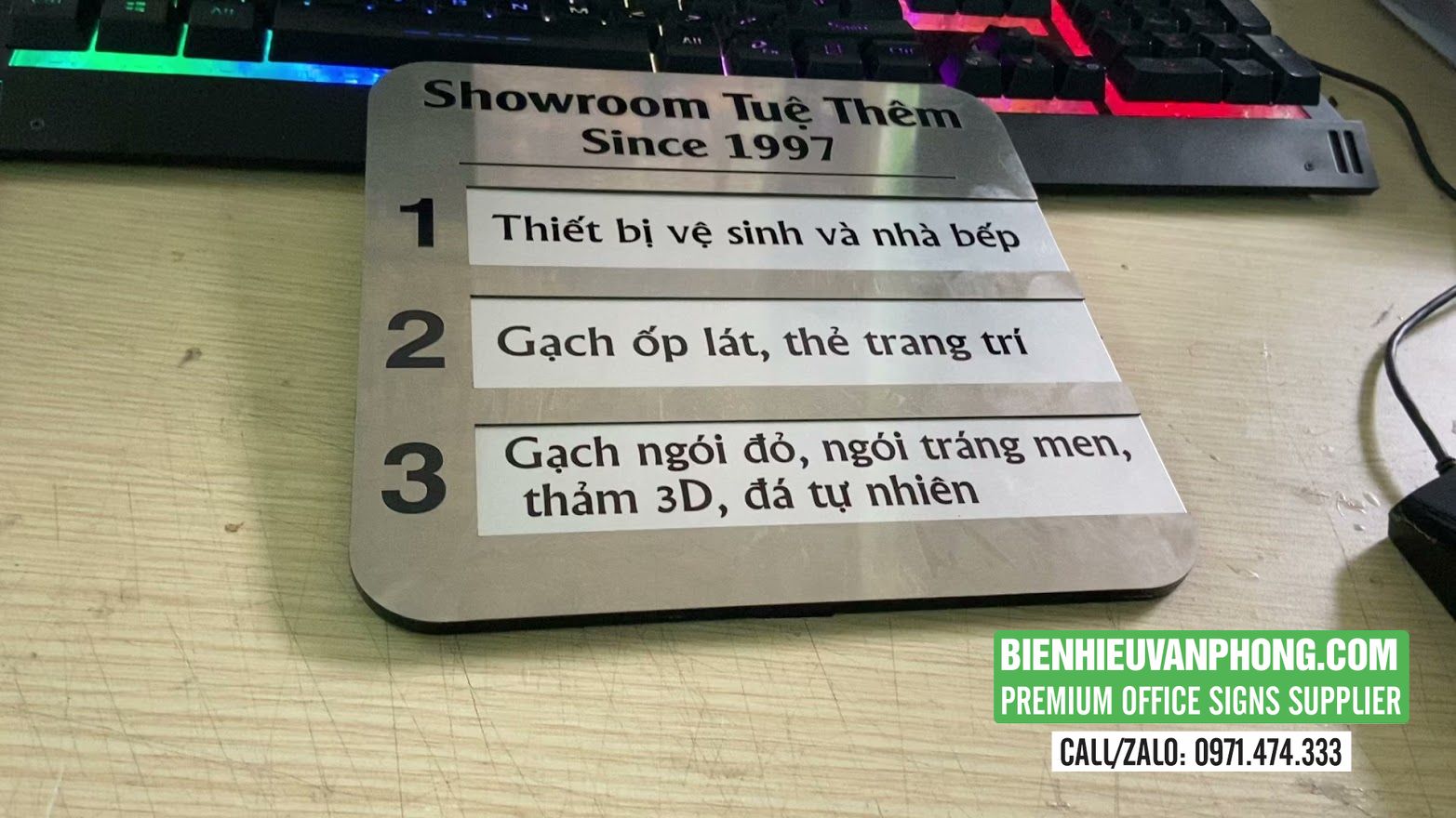Biển trượt thay đổi nội dung tên tầng, tên phòng, tên nhân viên sử dụng nhanh chóng thuận tiện, thông minh